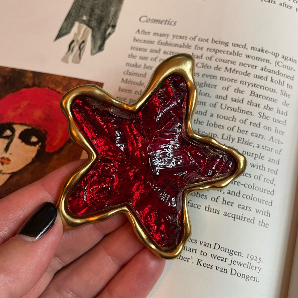 Funky Vintage Dark Cranberry Coloured Starfish & Gold Tone Brooch